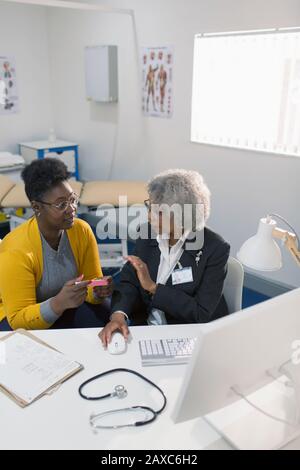 Hausärztin verschreibt dem Patienten Medikamente in der Arztpraxis Stockfoto