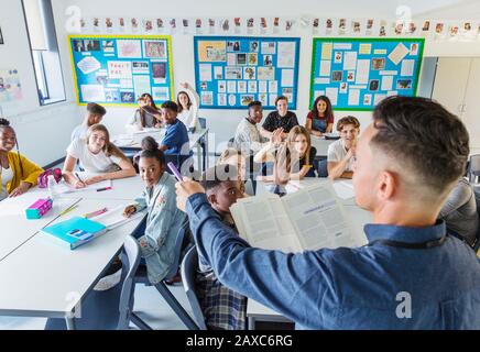 Gymnasiallehrer, der die Schüler während des Unterrichts im Unterricht anruft Stockfoto