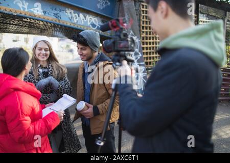 Junge Erwachsene schwungbereit unter der städtischen Brücke Stockfoto