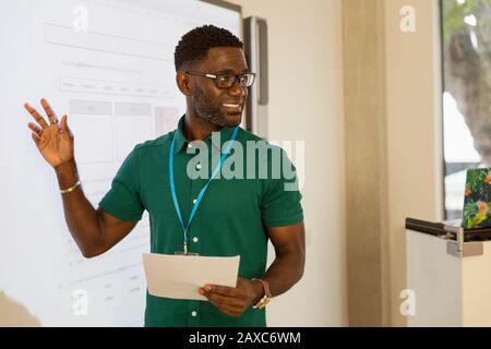 Lehrer der männlichen Community auf der Projektionsleinwand im Klassenzimmer Stockfoto