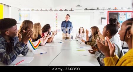 Schüler der High School klatschen für Lehrer in der Debattierklasse Stockfoto