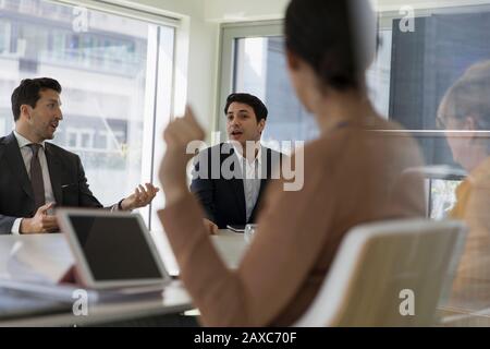 Geschäftsleute in Zimmer Tagung sprechen Stockfoto