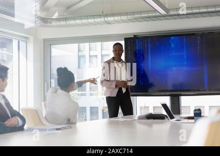 Geschäftsfrau, die führende Konferenz Zimmer meeting Stockfoto