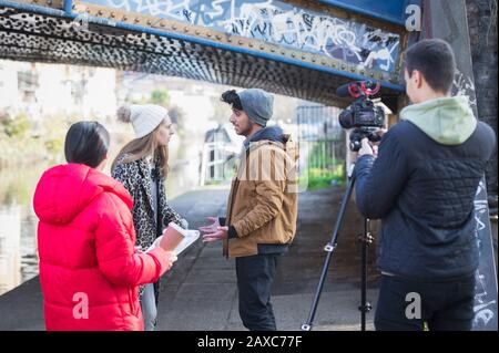 Junge Erwachsene schwungbereit unter der städtischen Brücke Stockfoto