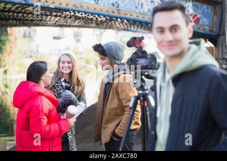 Junge Erwachsene schwungbereit unter der städtischen Brücke Stockfoto