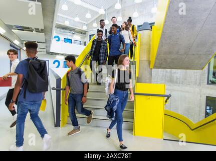 Die hohen Schüler der Juniorinnen gehen über die Treppe Stockfoto