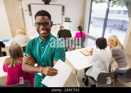 Portrait selbstbewusster Lehrer der männlichen Community College im Klassenzimmer Stockfoto