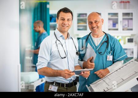 Portrait selbstbewusste männliche Ärzte im Krankenhaus Stockfoto