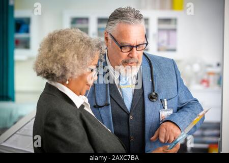 Leitende Ärzte verwenden digitale Tablette im Krankenhaus Stockfoto