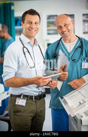 Hochformatige Ärzte mit digitaler Tablette im Krankenhaus Stockfoto