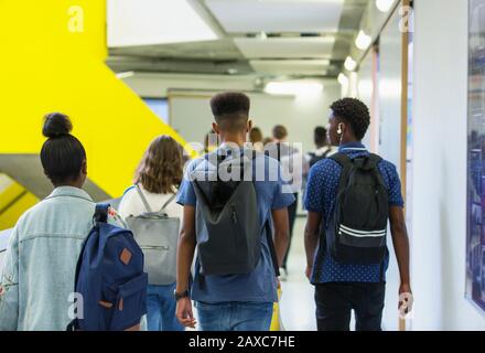 Junge Studenten, die auf dem Korridor spazieren gehen Stockfoto