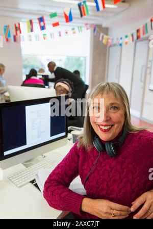 Portrait selbstbewusste, reife Studentin am Computer im Computerlabor Stockfoto