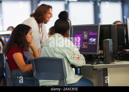 Junior high Schüler den Computer im Computer Lab Stockfoto