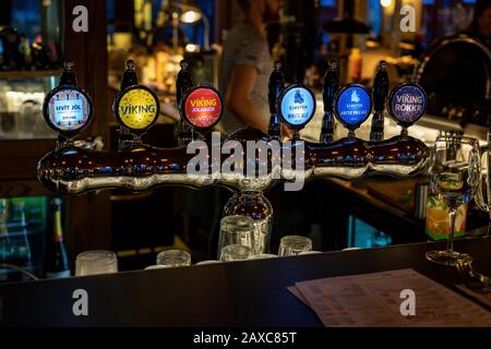 Reykjavik, Island - 01.19.2020: Bar in Island Reykavik mit verschiedenen Arten von wikinger-bierzapfhähnen Stockfoto