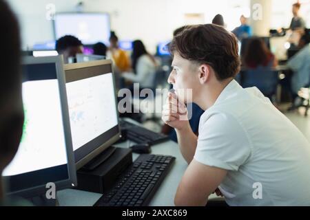 Junior High junge Schüler Computer im Computer Lab konzentriert Stockfoto