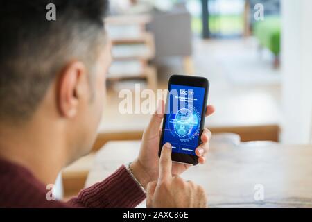 Mann meldet sich mit Gesichtserkennung am Smartphone an Stockfoto