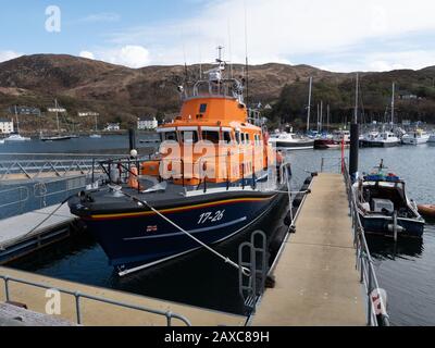 Rettungsboot Henry Alston Hewat auf seinem Liegeplatz im Hafen von Mallaig, Schottland, Großbritannien. Stockfoto