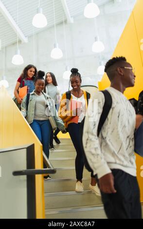 Die hohen Schüler der Juniorinnen gehen über die Treppe Stockfoto