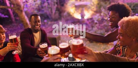 Freunde, die auf der Party Biergläser toben Stockfoto