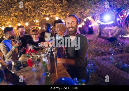 Portrait glücklicher Mann, der auf der Gartenparty für Freunde bartt Stockfoto