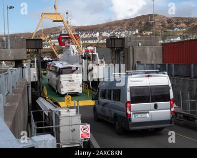 Caledonian MacBrayne Fähre emarking and disembarking vehicles and passengers at Mallaig Ferry Port, Scotland, UK. Stockfoto