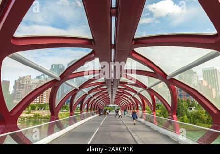 Die Struktur der Peace Bridge an der Prince's Island Park, Calgary, Alberta, Kanada. Stockfoto