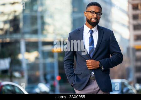 Attraktive, fröhliche, afroamerikanische Geschäftsführerin im Workspace Office Stockfoto