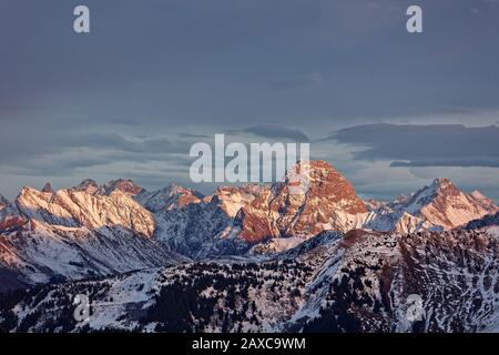 Sonnenuntergang über den Allgaeu-Alpen mit großer Widderstein-Spitze - Blick vom Portlahorn-Gipfel in Österreich Stockfoto