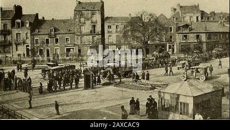 Penn State im Weltkrieg. Ruins-Chateau Thierry Pbnn State in thb World Wak. Teil des 28. Div. Warten Sie auf die Rolling Bridge, um den AcrossTHE Canal in St. Nazaire zu schwenken Stockfoto