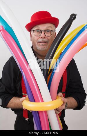 Ein Kinderunterhalter, der mit Ballons Tricks macht Stockfoto