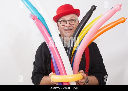 Ein Kinderunterhalter, der mit Ballons Tricks macht Stockfoto