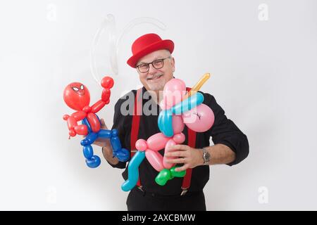 Ein Kinderunterhalter, der mit Ballons Tricks macht Stockfoto