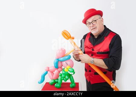 Ein Kinderunterhalter, der mit Ballons Tricks macht Stockfoto