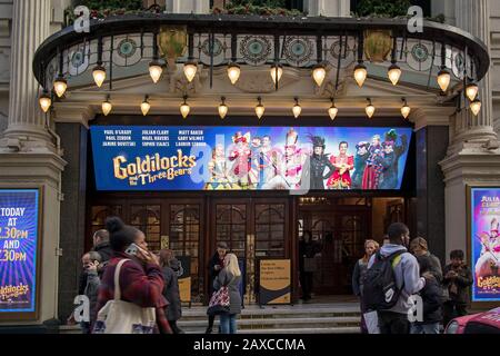 London, Großbritannien - 20. Dezember, Das Palladium Theater zeigt derzeit Goldilocks und die drei Bären Stockfoto