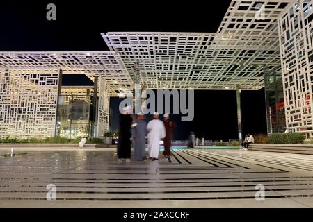 Muscat/Oman - 11. Februar 2020: Einheimische Unternehmen einen abendlichen Spaziergang durch Al Marsa Plaza im Al Mouj (The Wave) Viertel der omanischen Hauptstadt Maskat Stockfoto