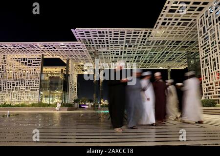 Muscat/Oman - 11. Februar 2020: Einheimische Unternehmen einen abendlichen Spaziergang durch Al Marsa Plaza im Al Mouj (The Wave) Viertel der omanischen Hauptstadt Maskat Stockfoto