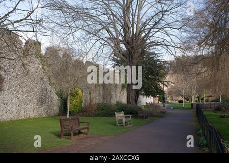 Ein Flussspaziergang durch Wolvesey Castle in Winchester, Großbritannien Stockfoto