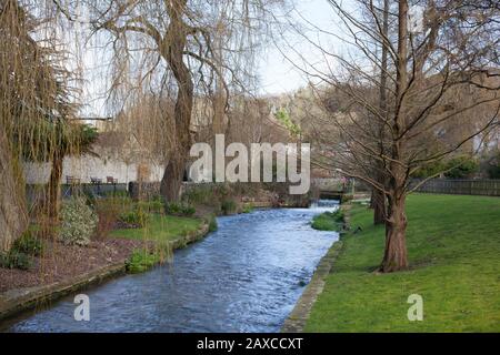 Ein Flussspaziergang durch Wolvesey Castle in Winchester, Großbritannien Stockfoto