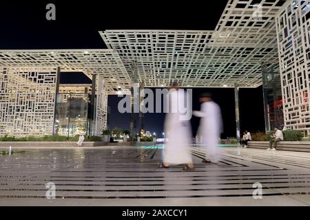 Muscat/Oman - 11. Februar 2020: Einheimische Unternehmen einen abendlichen Spaziergang durch Al Marsa Plaza im Al Mouj (The Wave) Viertel der omanischen Hauptstadt Maskat Stockfoto