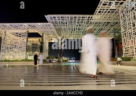 Muscat/Oman - 11. Februar 2020: Einheimische Unternehmen einen abendlichen Spaziergang durch Al Marsa Plaza im Al Mouj (The Wave) Viertel der omanischen Hauptstadt Maskat Stockfoto