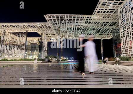 Muscat/Oman - 11. Februar 2020: Einheimische Unternehmen einen abendlichen Spaziergang durch Al Marsa Plaza im Al Mouj (The Wave) Viertel der omanischen Hauptstadt Maskat Stockfoto
