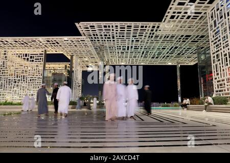 Muscat/Oman - 11. Februar 2020: Einheimische Unternehmen einen abendlichen Spaziergang durch Al Marsa Plaza im Al Mouj (The Wave) Viertel der omanischen Hauptstadt Maskat Stockfoto