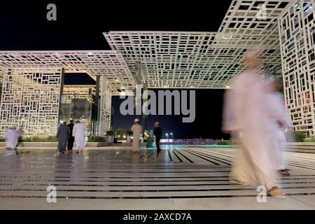 Muscat/Oman - 11. Februar 2020: Einheimische Unternehmen einen abendlichen Spaziergang durch Al Marsa Plaza im Al Mouj (The Wave) Viertel der omanischen Hauptstadt Maskat Stockfoto