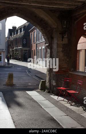 Ein malerischer Torbogen, der an einer Winchester Seitenstraße in Hampshire UK gefunden wurde Stockfoto