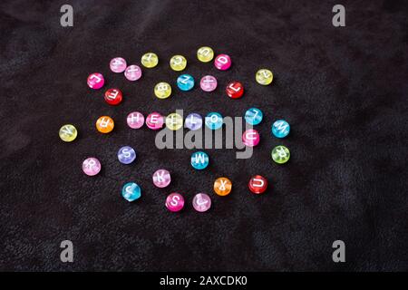 Hallo Formulierung mit Multi Color Buchstaben Perlen gebildet Stockfoto