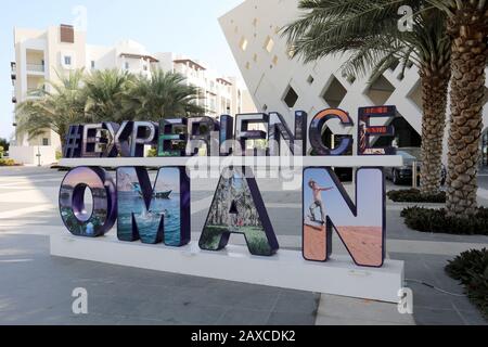 Muscat/Oman - 11. Februar 2020: Erleben Sie das Oman-Schild im Al Mouj (The Wave)-Viertel der omanischen Hauptstadt Muscat Stockfoto