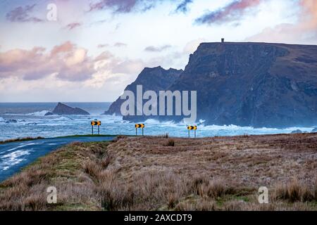 Die Straße zwischen Malin Beg und Glencolumbkille beim Sturm Ciara im County Donegal - Irland. Stockfoto