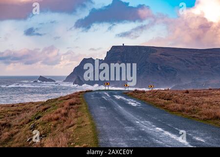 Die Straße zwischen Malin Beg und Glencolumbkille beim Sturm Ciara im County Donegal - Irland. Stockfoto