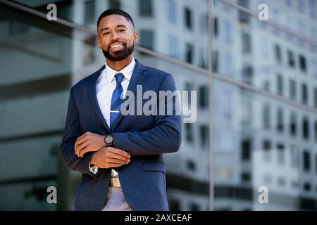 Stilvoller, junger, moderner Business Entrepreneur CEO, Corporate Executive in Anzug und Krawatte in urbaner Umgebung Stockfoto