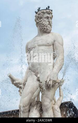 Florenz, Italien - 2020, 2. Februar: Der Neptun Brunnen auf der Piazza della Signoria vor dem Palazzo Vecchio. Entworfen von Baccio Stockfoto